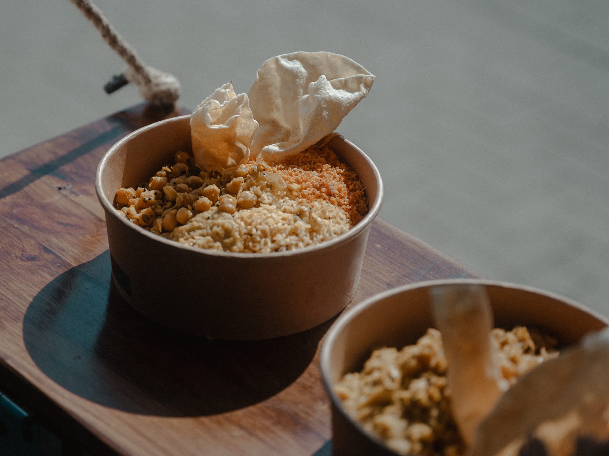 Sri-lankisches Curry in der Bowl mit Kokos-Sambol