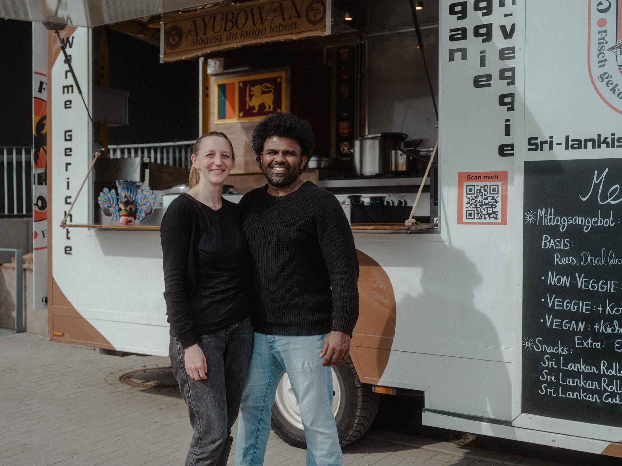 Gihan und das Ceylon-Fusion-Team vor dem Foodtruck in Münster