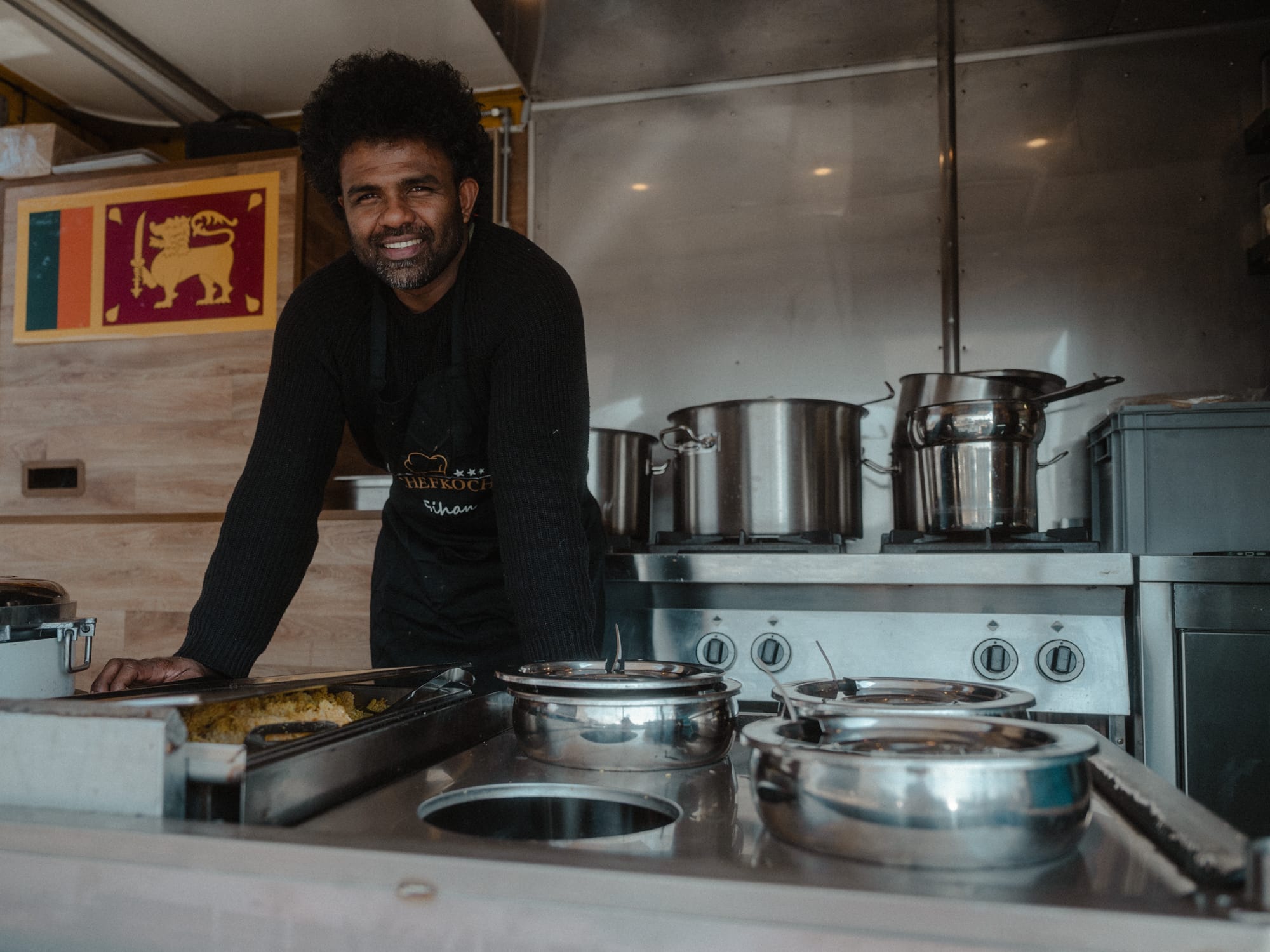 Gihan kocht im Ceylon-Fusion-Foodtruck