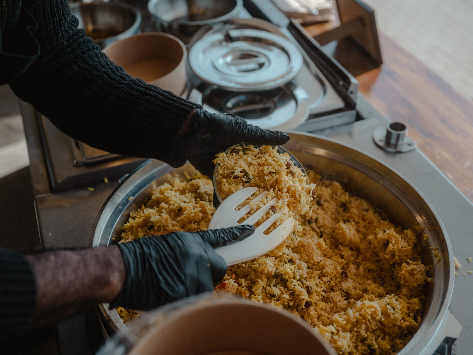 Frisch gekochter Reis wird im Foodtruck serviert